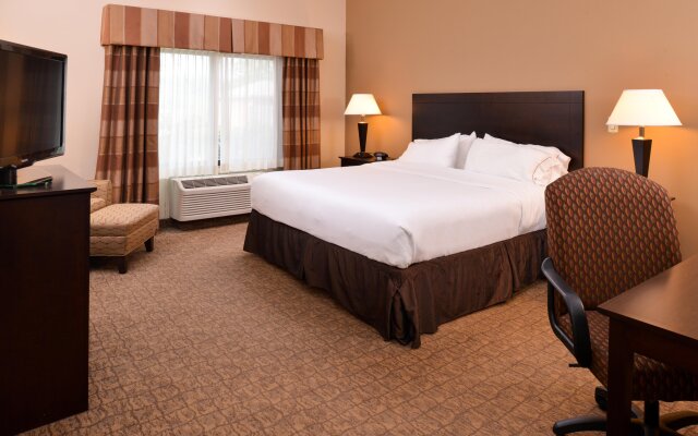 Holiday Inn Express and Suites Fairmont, an IHG Hotel