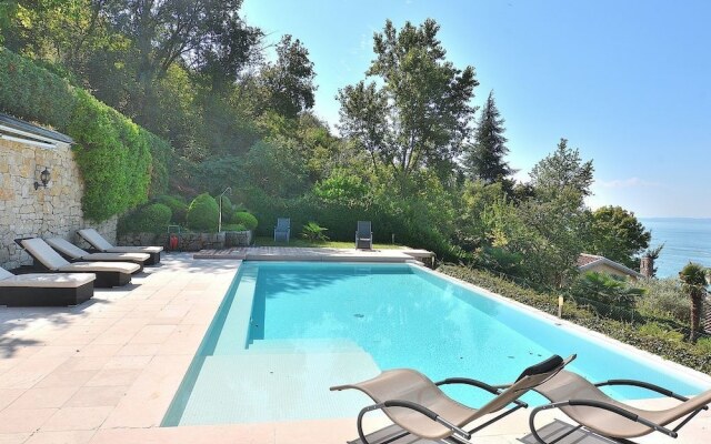 Villa Sybille With Pool And Lake View