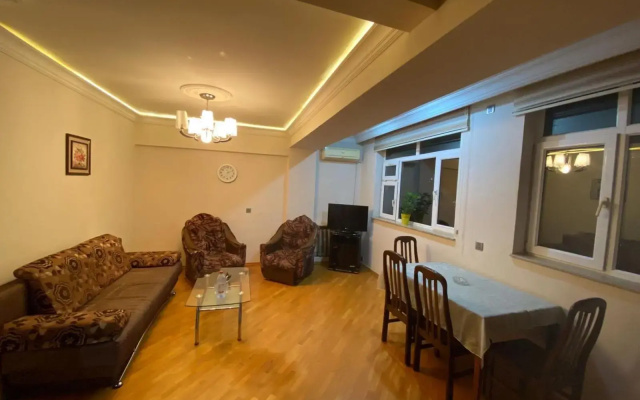 Lovely 1-bedroom flat with a full view of F1 DRS zone and Flame Towers