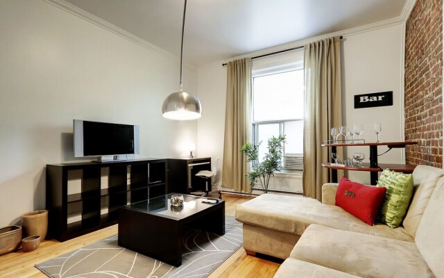 Large three bedroom next to the Bell Center by Hometrotting