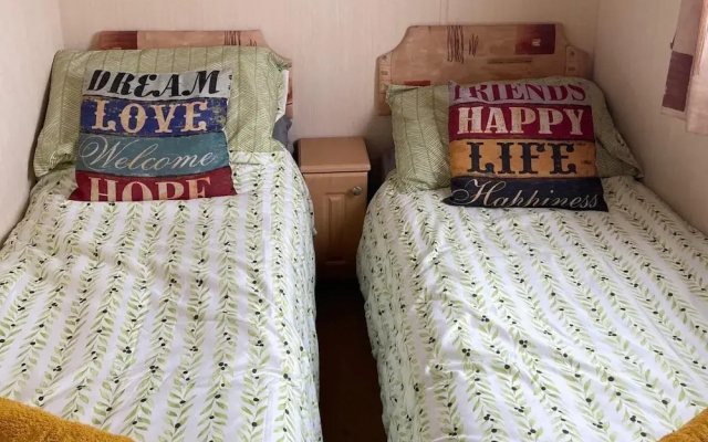 Cozy Camber Caravan 3 Bedroom Retreat With Decking