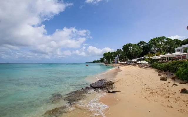 Beachfront luxury modern 2-bed apt with pool by BSL Rentals