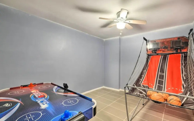 Pond-view Deck + Pool Table: Woodbridge Haven!