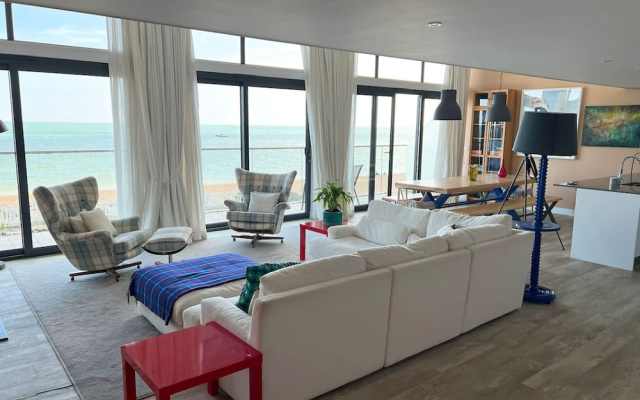 Beachfront Penthouse 4 Bedroom in Hythe