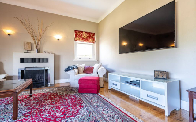 Beautiful 2 Story Manor Close to Beach and all – Guest Rooms – Adelaide