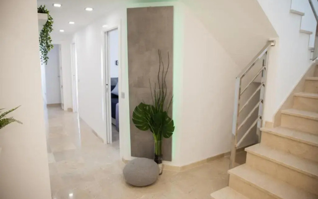 Spacious 200 sq.m. penthouse with sea view terraces