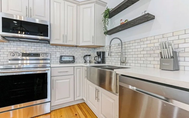 Spacious 4BR Condo with Pool