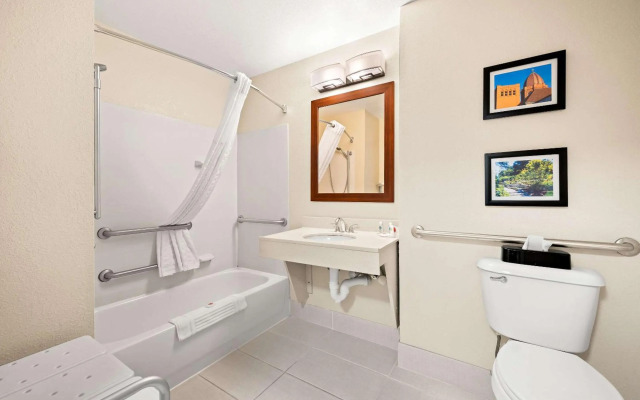 Comfort Inn & Suites Decatur - Forsyth