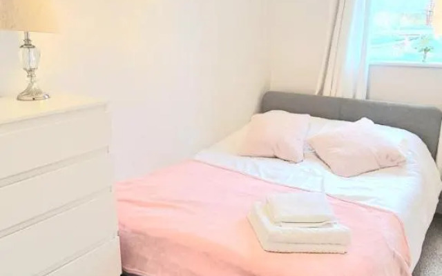 Spacious 3 bedroom flat near the sea