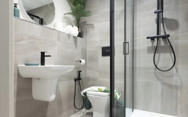 Modern City Apartment - Sleeps 4 & Walk to Arena