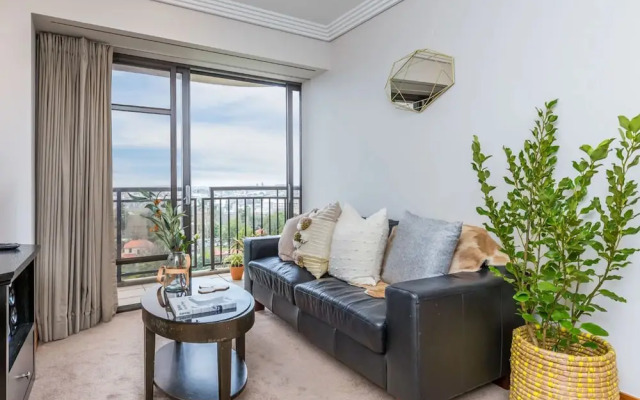 Central 2 Bedroom with Free Parking