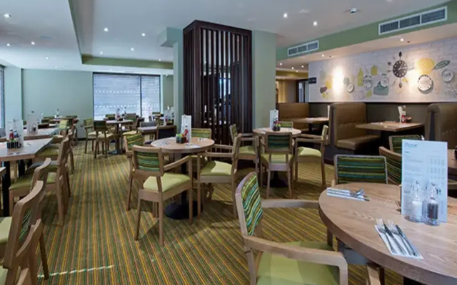 Premier Inn Edinburgh City Centre(York Place)