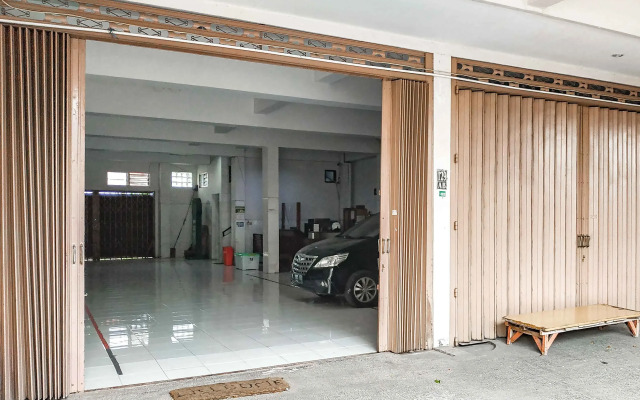 RedDoorz near Taman Flora
