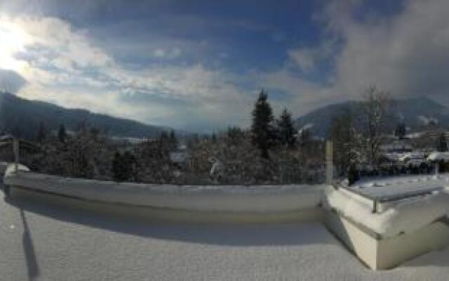 Jack's Lake & Mountain (JLM) Hostel