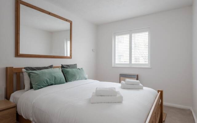 Lovely Landed Home near Wimbledon, sleeps 4