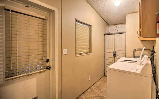 Broken Bow Oasis: Hot Tub, Fire Pit & Patio
