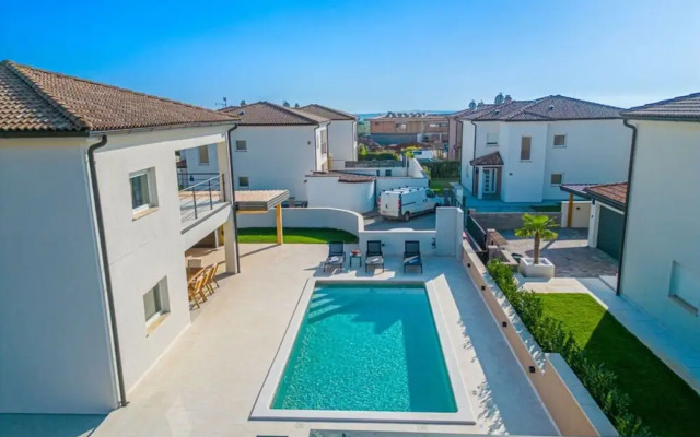 Villa Dvor Comfortable Holiday Residence