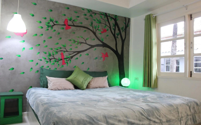 1715 House - White Rhino