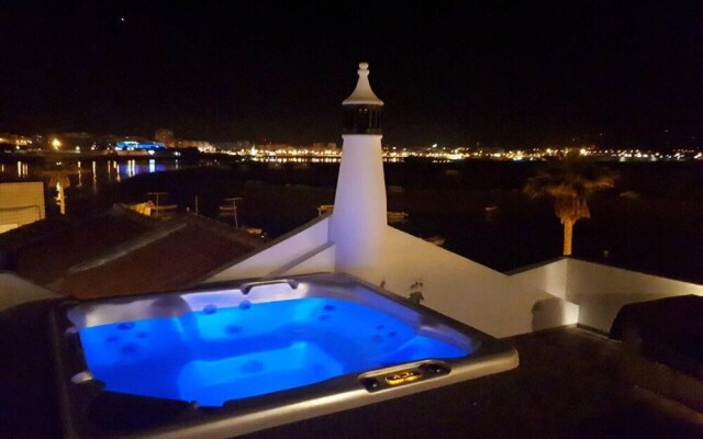 Waterfront, big Terrace, hot tub & 200 m to Beach