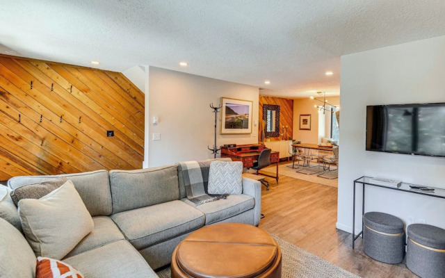 Walk to Town & Slopes: Riverfront Breckenridge Gem