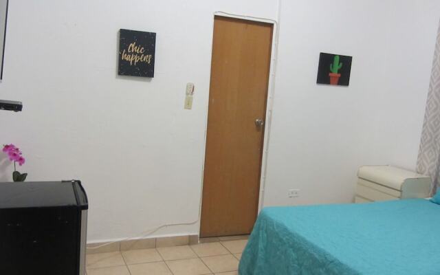 Henry's GuestHouse - Hostel