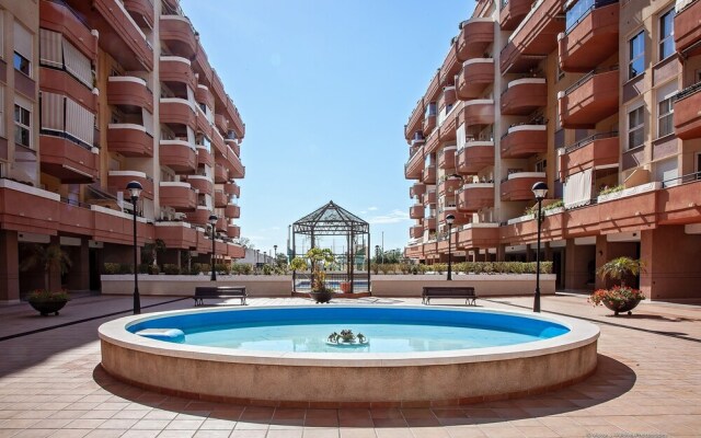 Apart. con piscina frente al mar