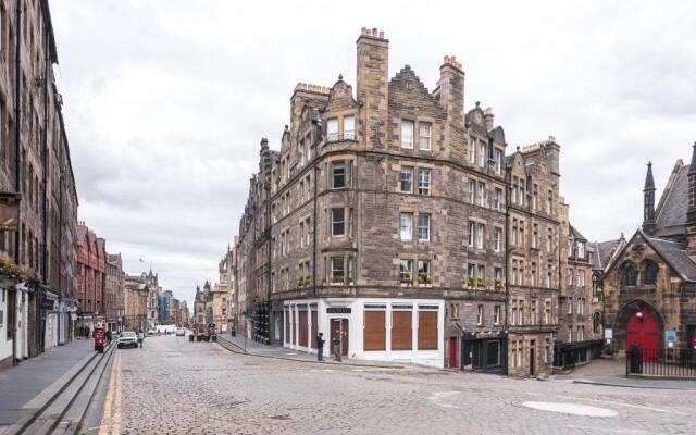 F&O Apartments - 1 bedroom Royal Mile apt Stunning castle view Sleeps 2