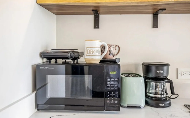 Bright Cozy Condo Unit With Balcony