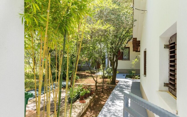 Nice Apartment in Valbandon With Wifi and 2 Bedrooms