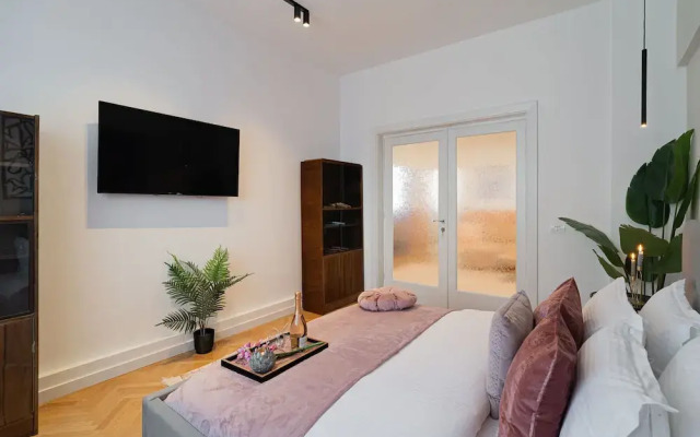 Vibrant & Spacious 3BR Condos on Amzei Square