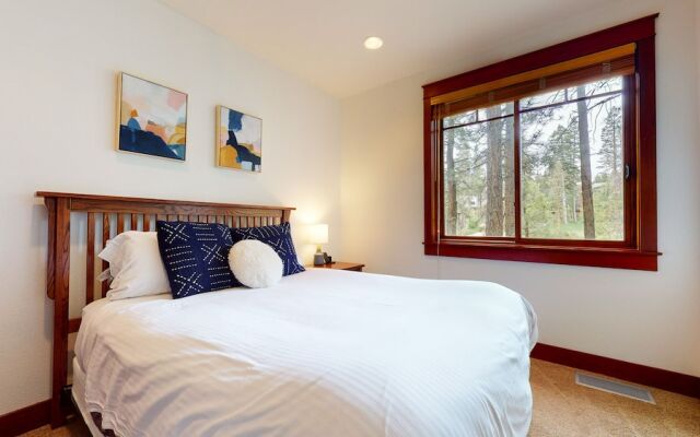 Timbers 15 Private Hot Tub, 2 Car Garage, Washer Dryer, Large Townhouse by RedAwning