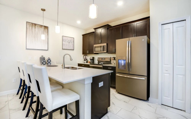 5 Bedroom 4 Bathroom Storey Lake