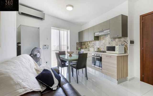 Spacious, 1BR duplex off UNI/Hospital with WIFI by 360 Estates