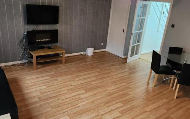 3 BEDROOM SERVICED APPARTMENT CENTRAL LOCATION SEA SIDE TOWn