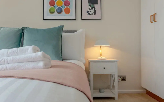2 Bedroom Thames Apartment With Stunning Views