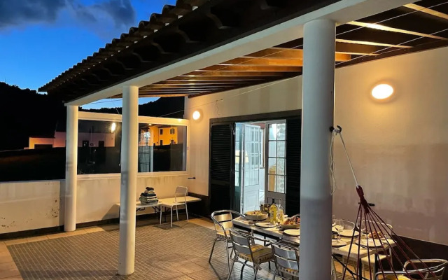 Holiday Home 2 Minutes From the Beach and Close to Major Tourist Attractions!