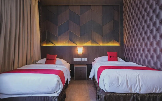 RedDoorz Plus near Pantai Coastarina 2