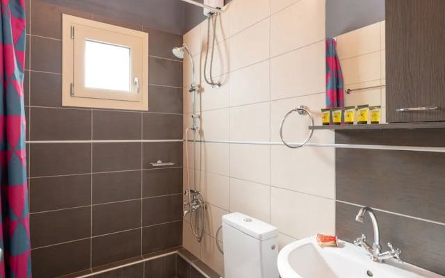Room in Apartment - Master Suite Complex With Pool and Full View