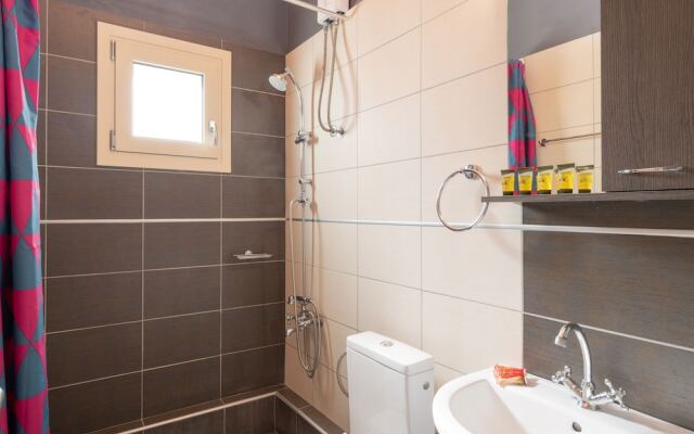 Very Spacious and Well Equipped Room Near the Sea