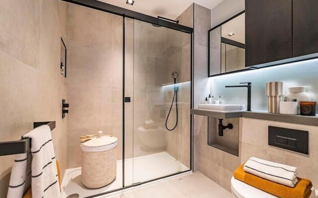 Luxury apartment in central London with private balcony