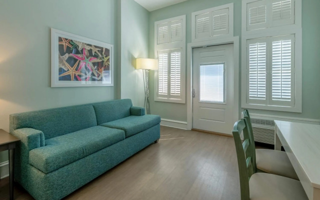 Commander Hotel & Suites