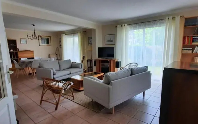 Sumptuous Holiday House Near The Beaches