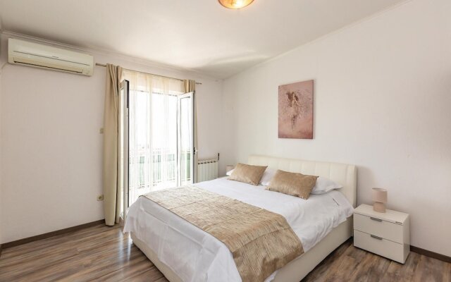 Amazing Home in Makarska With Wifi and 2 Bedrooms