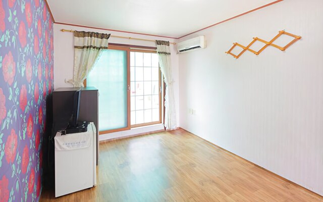 Taean Cheongpodae White Castle Pension