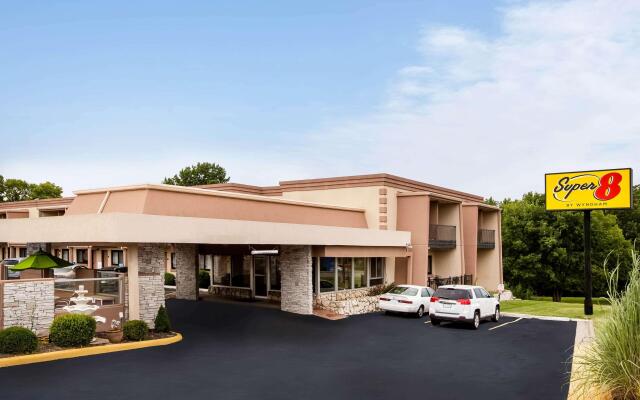 Super 8 by Wyndham Lawrence