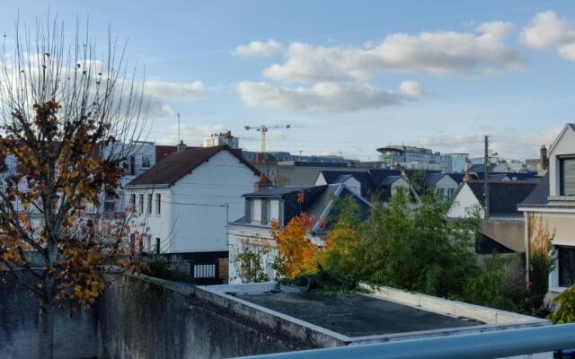 Studio équipé, grande terrasse, à côté de la gare