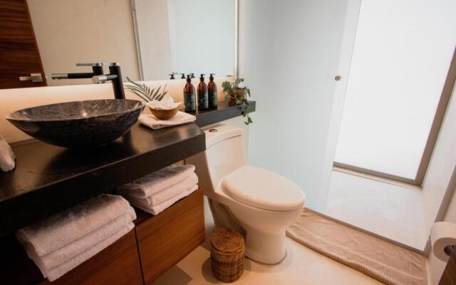 Spacious 2BR apt   Wide balcony w/tub & Yoga deck