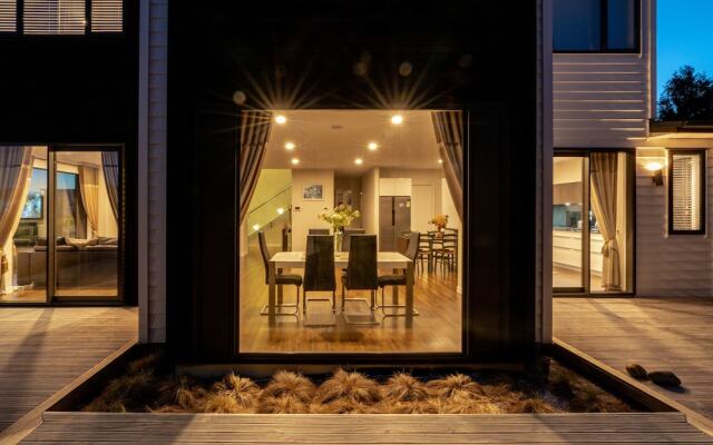 LongBay Spacious Luxurious 5 Bdrm House