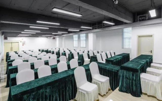 Zhufangzi Cinema Hotel (Anyue Beimenkou)