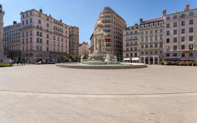 Lyon Center Town